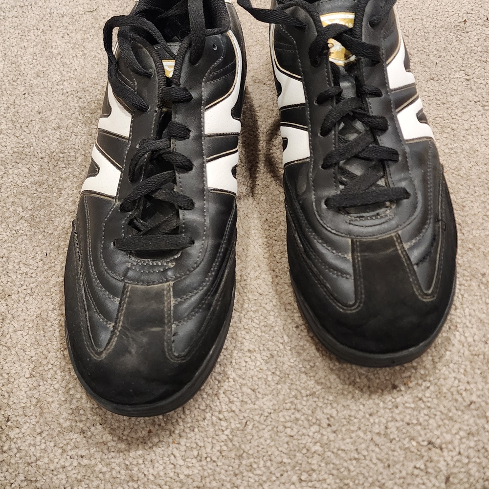 Stylish Black and White Men's Athletic Baseball Shoes